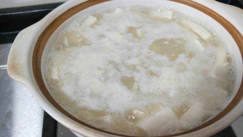豆腐蛋花汤,煮开后撇去浮末