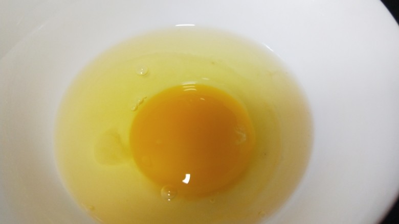 豆腐蛋花汤,碗中打入一个鸡蛋