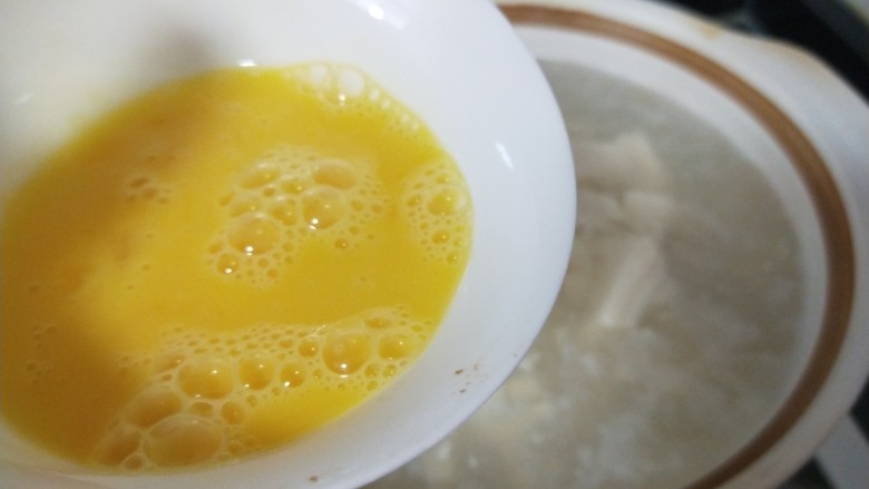 豆腐蛋花汤,将蛋液倒入砂锅中