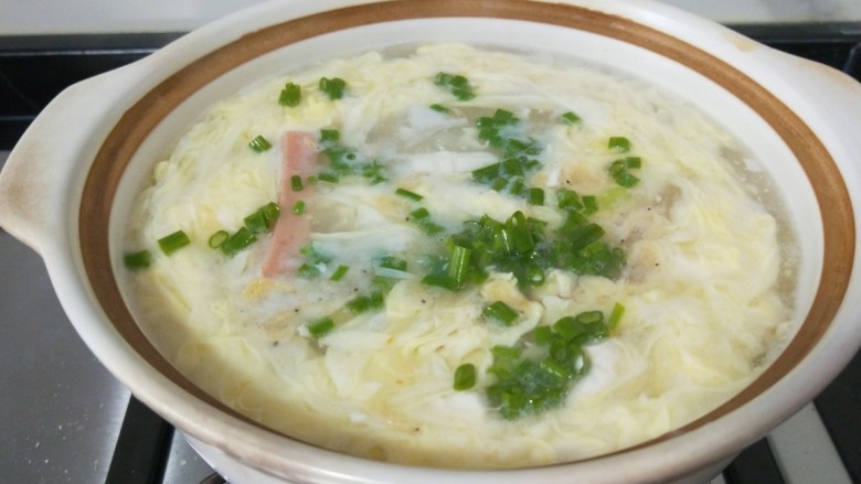 豆腐蛋花汤,开锅前加入适量葱花提香