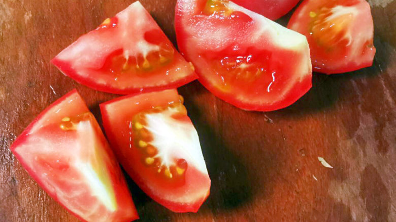 番茄排骨煲,西红柿切块