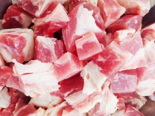 孜然牛肉粒,一斤肥瘦相间的嫩牛肉切成小丁。