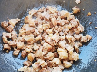 孜然牛肉粒,锅中略多一点的油，加入牛肉粒煸炒至表面微黄。