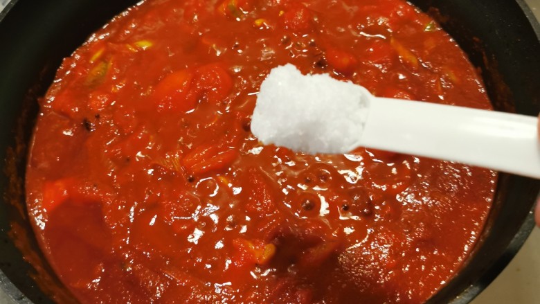 番茄排骨煲,加入糖和盐调味。