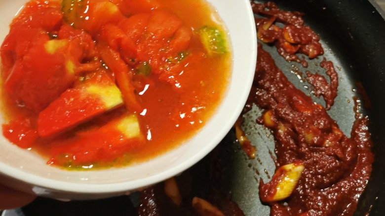 番茄排骨煲,倒入番茄块，翻炒均匀。