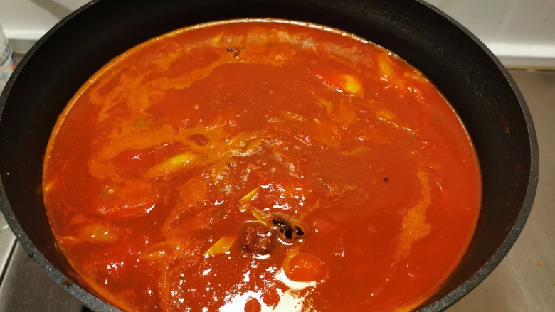 番茄排骨煲,加入500克清水烧开。