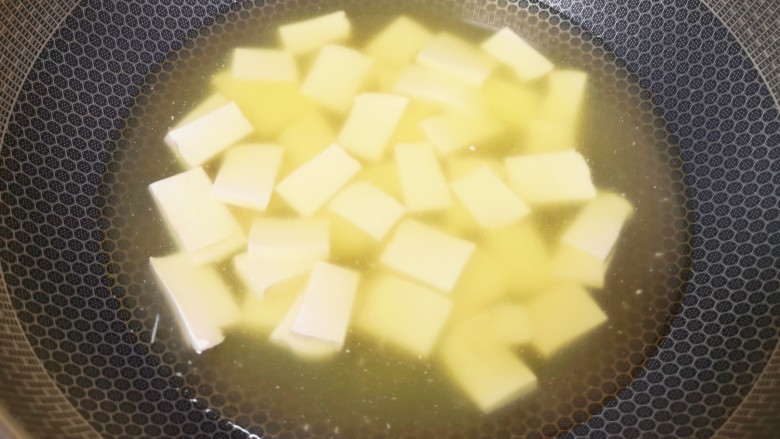 豆腐蛋花汤,下入豆腐搅拌一下。