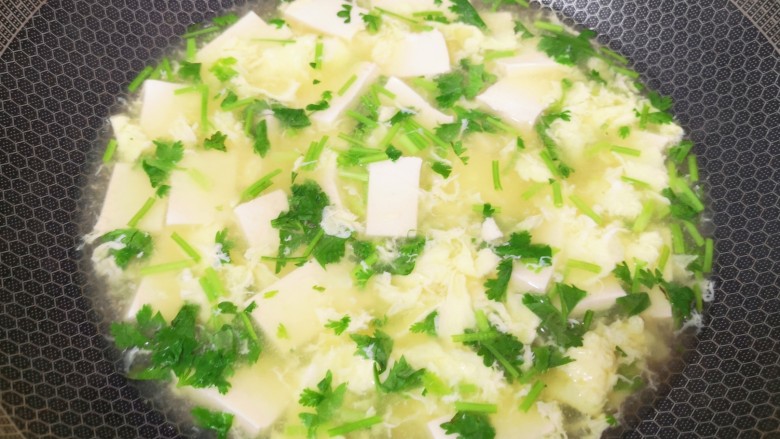 豆腐蛋花汤,撒入香菜搅拌均匀。