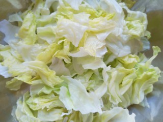 鸡胸肉蔬菜沙拉,圆生菜洗干净，撕成小块备用。 