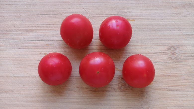 鸡胸肉蔬菜沙拉,<a style='color:red;display:inline-block;' href='/shicai/ 89994'>小番茄</a>洗干净。 