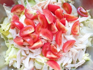 鸡胸肉蔬菜沙拉,将准备好的圆生菜、鸡胸肉和小番茄一起放入盆里。 