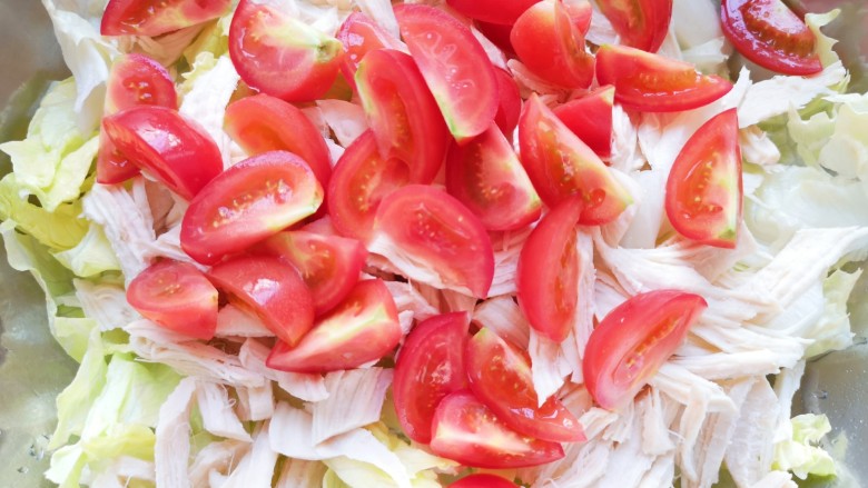 鸡胸肉蔬菜沙拉,将准备好的圆生菜、鸡胸肉和小番茄一起放入盆里。 