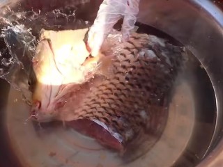 红烧草鱼块,放入盆中洗干净。