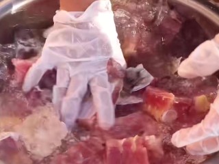 红烧草鱼块,洗上几遍捞出来控干水分。