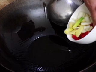 红烧草鱼块,锅中倒入适量油烧热，倒入葱姜蒜炒香。