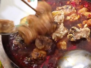 红烧草鱼块,在倒入锅中不会溅到四周。