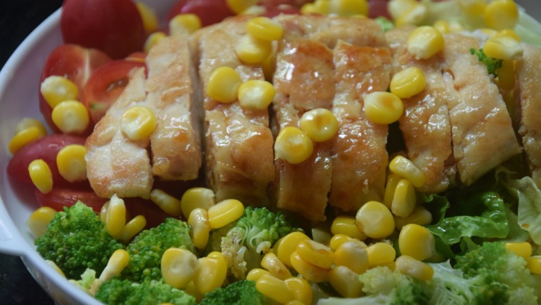 鸡胸肉蔬菜沙拉,再撒上玉米粒，淋上调好的油醋汁