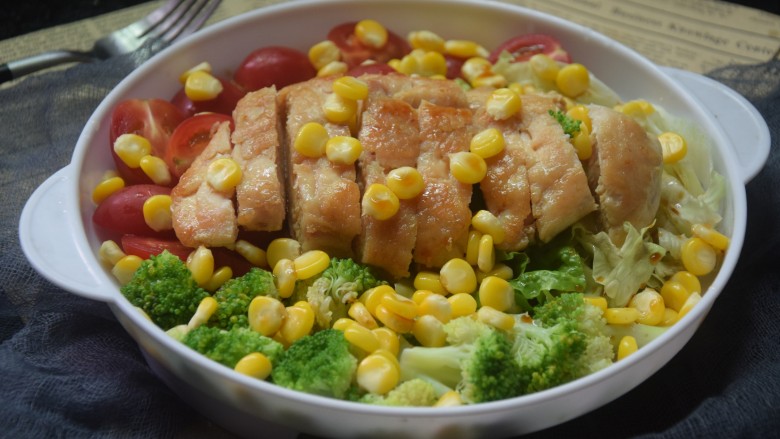 鸡胸肉蔬菜沙拉,一道颜值与美味并存的鸡胸肉蔬菜沙拉就做好了。