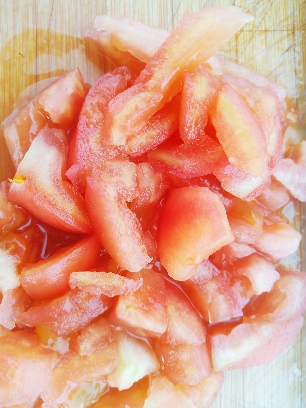 番茄鸡蛋面疙瘩汤,烫好的西红柿撕去外皮，去蒂后切成小丁。