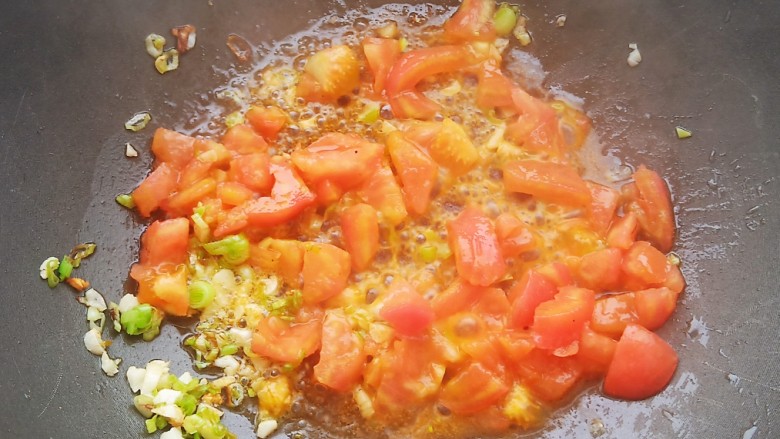 番茄鸡蛋面疙瘩汤,加入西红柿和1克食盐小火慢慢炒。