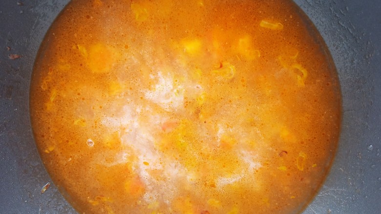 番茄鸡蛋面疙瘩汤,等炒出汤汁后，加入400克清水。
