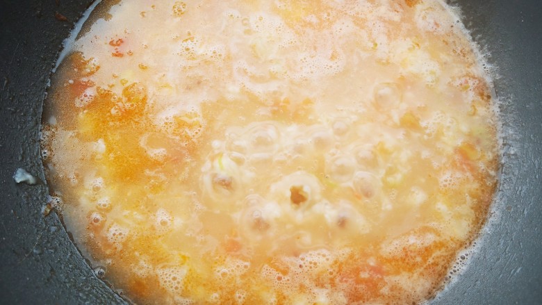 番茄鸡蛋面疙瘩汤,水开后加入面疙瘩搅拌均匀。