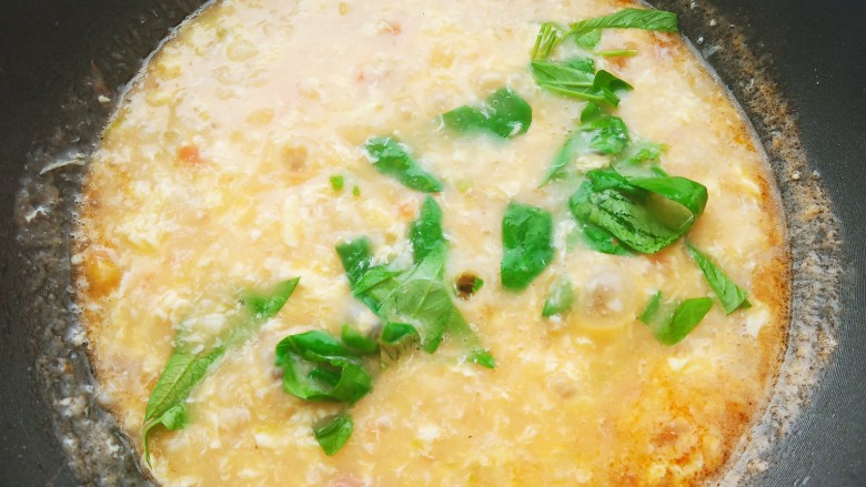 番茄鸡蛋面疙瘩汤,加入切好的空心菜叶烫煮一下即可。
