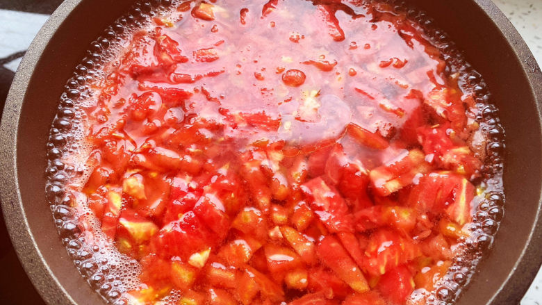 番茄牛肉酱,锅中放水，放番茄丁，煮开，关小火