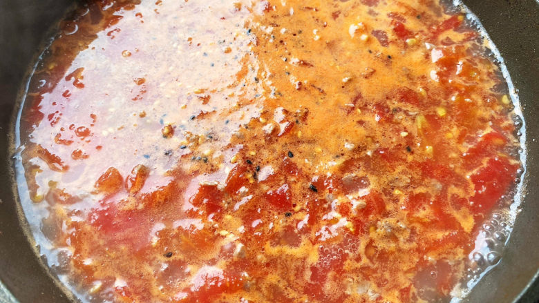 番茄牛肉酱,牛肉糜碗中倒入清水，化开牛肉糜，倒入锅中，牛肉糜不易结块，颗粒感强
