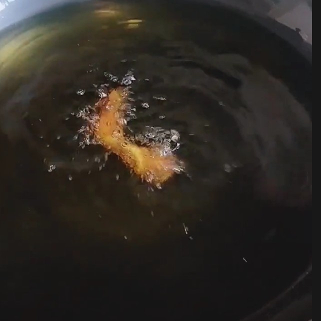 香炸锅巴肉,倒入适量油烧热一个个放入锅中。