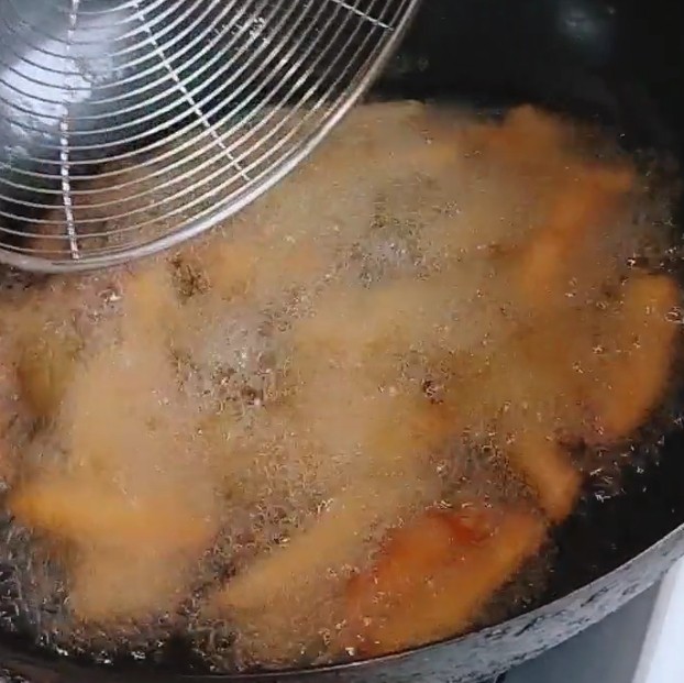香炸锅巴肉,炸制酥脆捞出来控油。