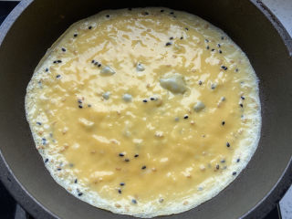 蜜薯蛋卷,煎至蛋液半熟