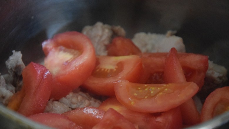 番茄排骨煲,再倒入番茄块，翻炒均匀