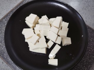 豆腐蛋花汤,嫩豆腐切块