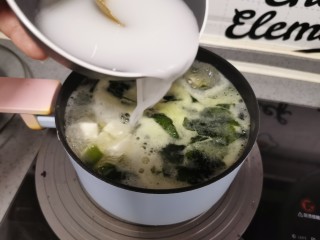 豆腐蛋花汤,放入适量淀粉水，浓稠根据自己喜好调节