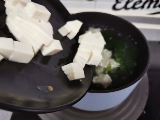 豆腐蛋花汤,下入豆腐