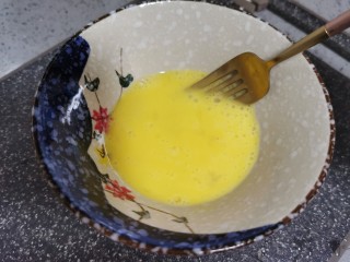 豆腐蛋花汤,鸡蛋打散备用