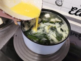豆腐蛋花汤,倒入蛋液，用勺背划开即可