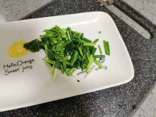 豆腐蛋花汤,葱花香菜切碎备用