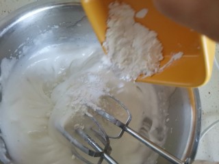 云朵舒芙蕾蛋糕,打发至出现纹路，加入玉米淀粉
