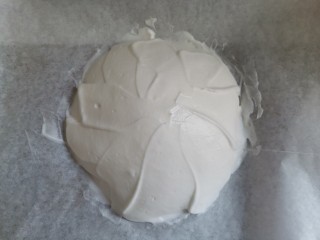 云朵舒芙蕾蛋糕,再把打好的蛋白霜弄到油纸上，表面用铲子刮平