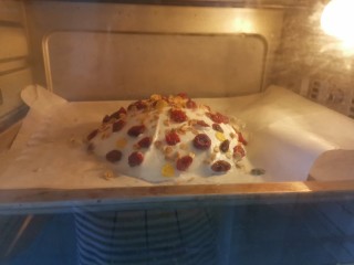 云朵舒芙蕾蛋糕,送入预热好的烤箱，上下火150度烤20分钟
