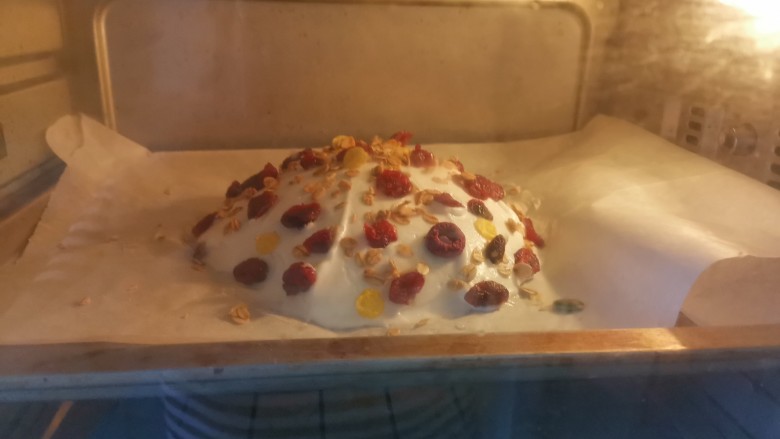 云朵舒芙蕾蛋糕,送入预热好的烤箱，上下火150度烤20分钟