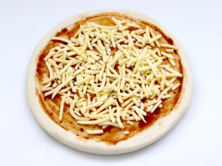 青椒火腿披萨,铺上一层安佳马苏里拉芝士。