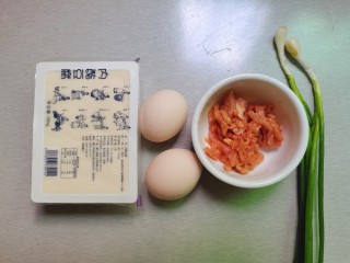 豆腐蛋花汤,食材准备好：内酯豆腐，鸡蛋，肉丝（提前腌制好的）葱