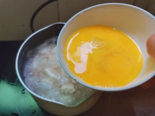 豆腐蛋花汤,淋入鸡蛋液