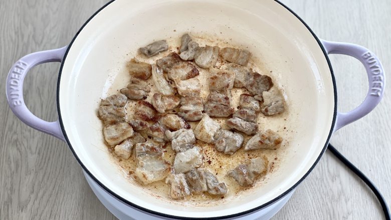 好吃到哭的豆角土豆焖面，浓浓的酱汁包裹着面条，在家一定要试试,焖焗锅预热2分钟，下五花肉片煎出油