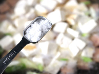豆腐蛋花汤,根据个人口味加入适量的盐。