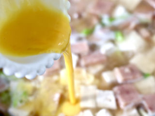 豆腐蛋花汤,慢慢倒入打散的鸡蛋液。