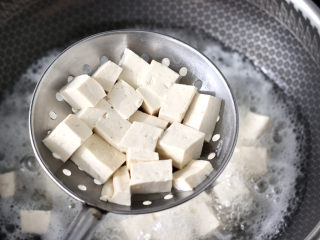 豆腐蛋花汤,水开煮1分钟左右捞出过冷水备用。